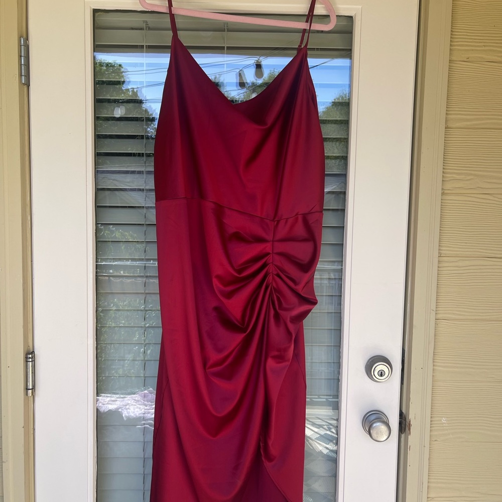 Chic Burgundy Midi Dress with Ruched Detail